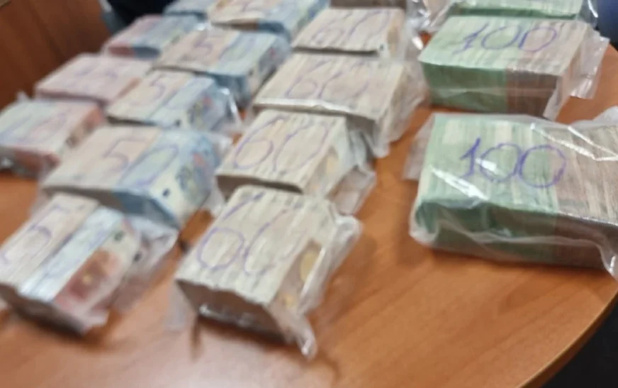 Një milion euro në automjet, tre persona ndalohen për 48 orë – dyshohen për “Shpëlarje parash”