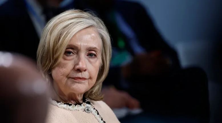 Dalin fotot e para nga dëshmia e Hillary Clinton për Epstein