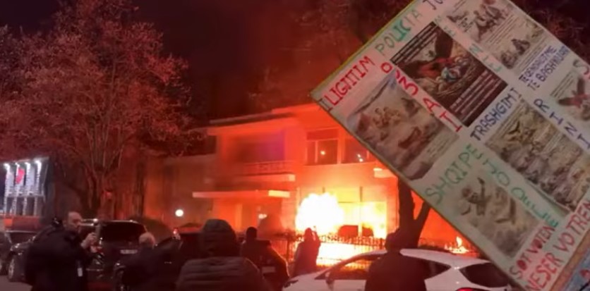 Protesta në Tiranë: I vihet zjarri ish-vilës së Enver Hoxhës