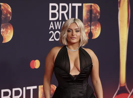Bebe Rexha shkëlqen në tapetin e kuq të BRIT Awards 2026