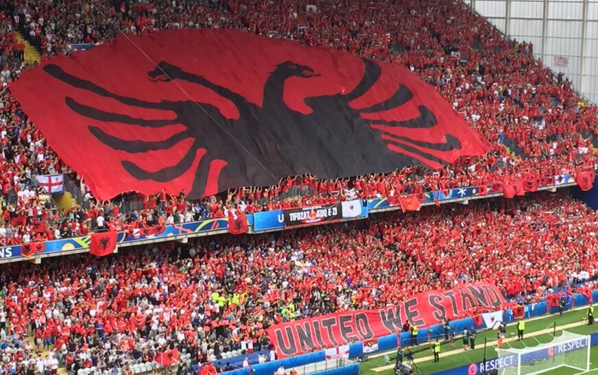 Tifozat Kuq e Zi mbështesin marshin “Drejtësi, jo politikë”