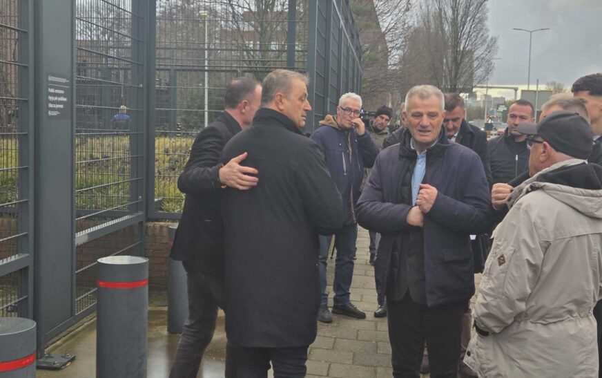 Mbërrijnë në Hagë vëllezërit e ish-presidentit Hashim Thaçi