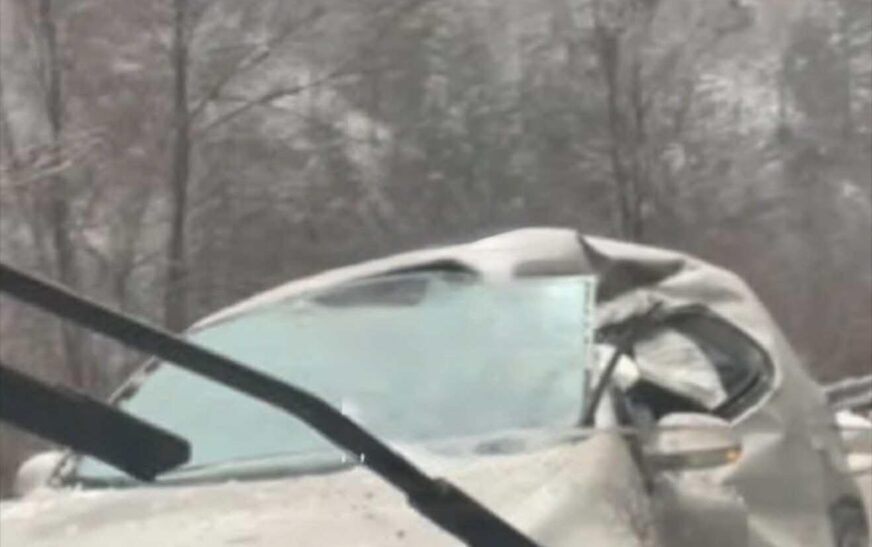 Prindërit me dy fëmijë të lënduar nga guri i madh që ra mbi veturë në Pejë-Kuqishtë