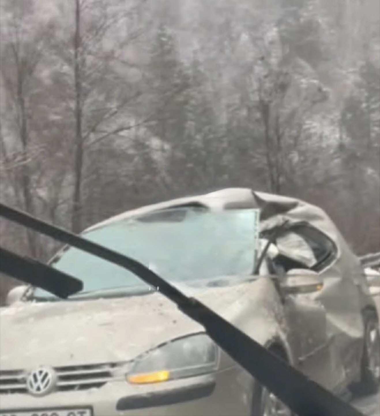Prindërit me dy fëmijë të lënduar nga guri i madh që ra mbi veturë në Pejë-Kuqishtë