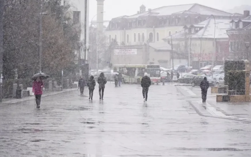 Moti sot: Borë, shi e ngrica