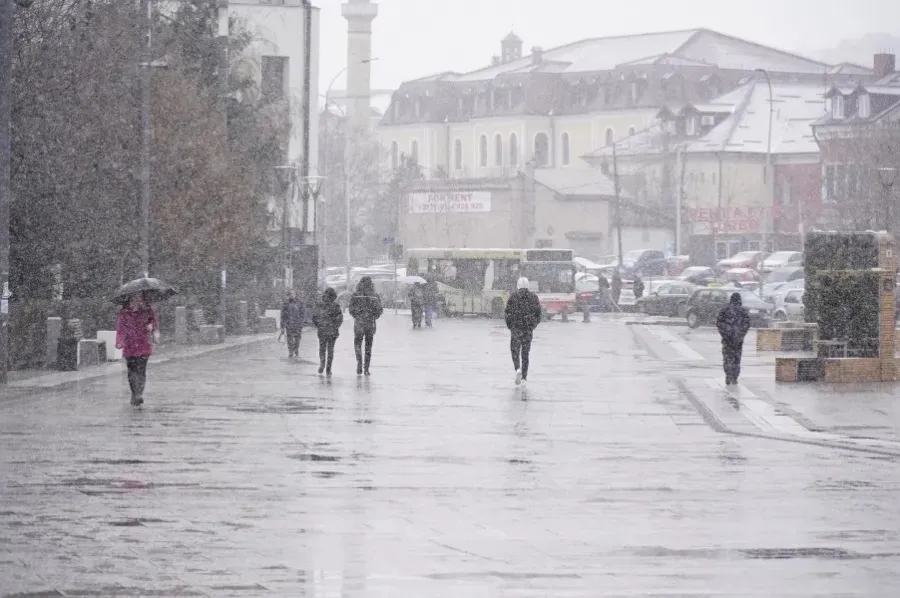 Moti sot: Borë, shi e ngrica