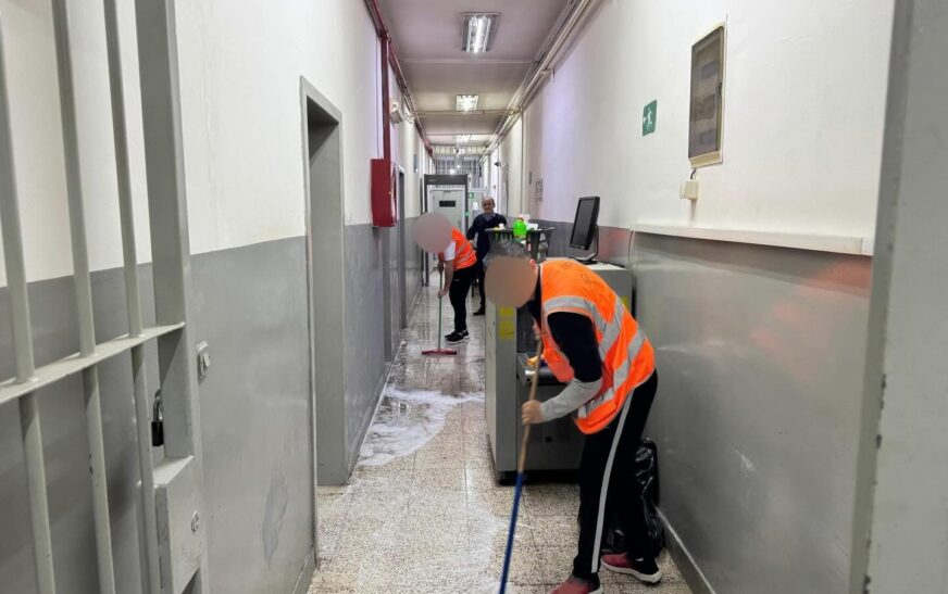 Në Pejë, të burgosurit kontribuojnë në pastrimin e qendrës së paraburgimit