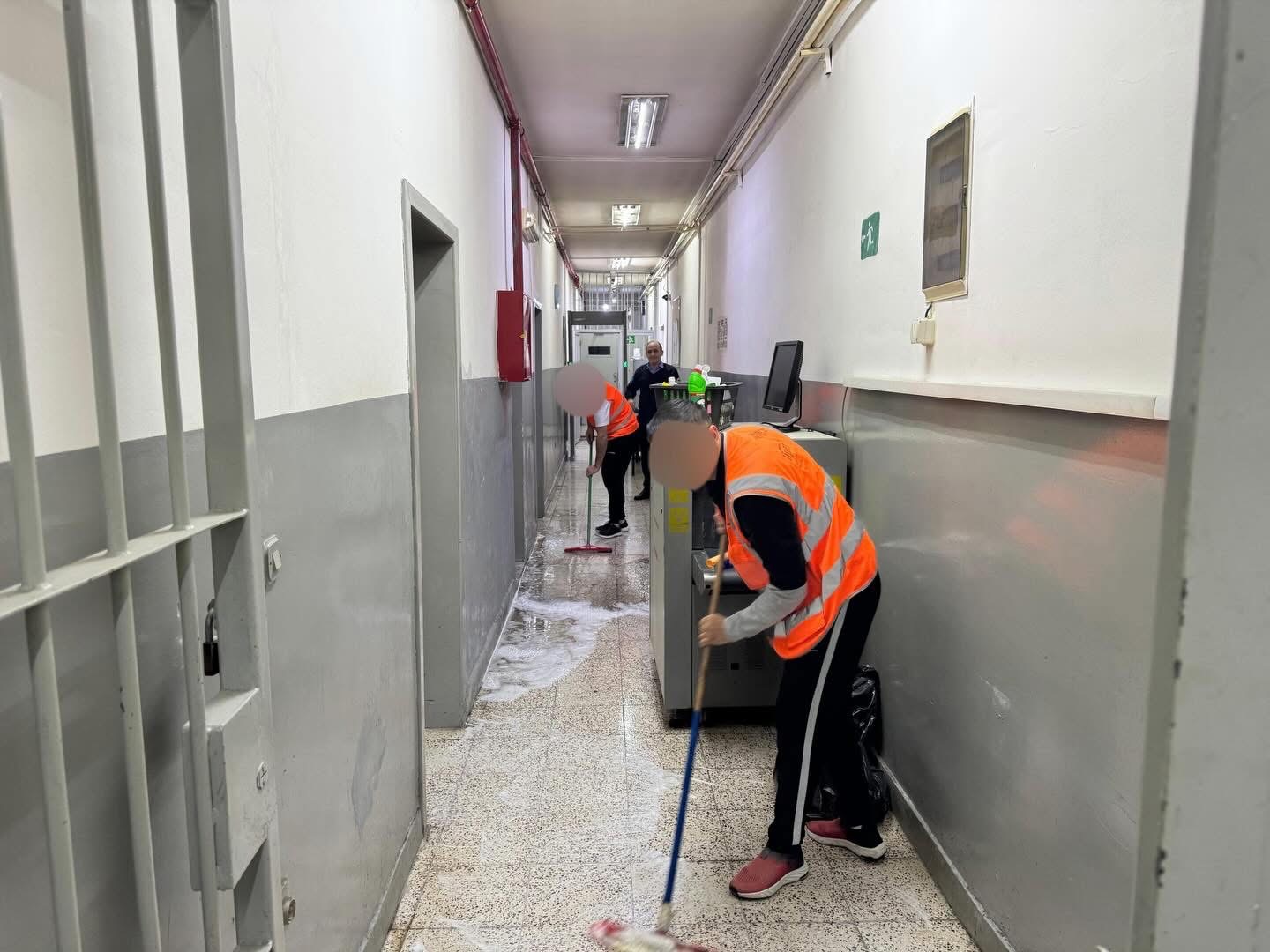 Në Pejë, të burgosurit kontribuojnë në pastrimin e qendrës së paraburgimit