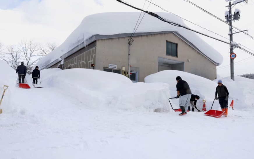 Japonia përfshihet nga reshje të dendura dëbore, 45 të vdekur dhe mbi 500 të lënduar