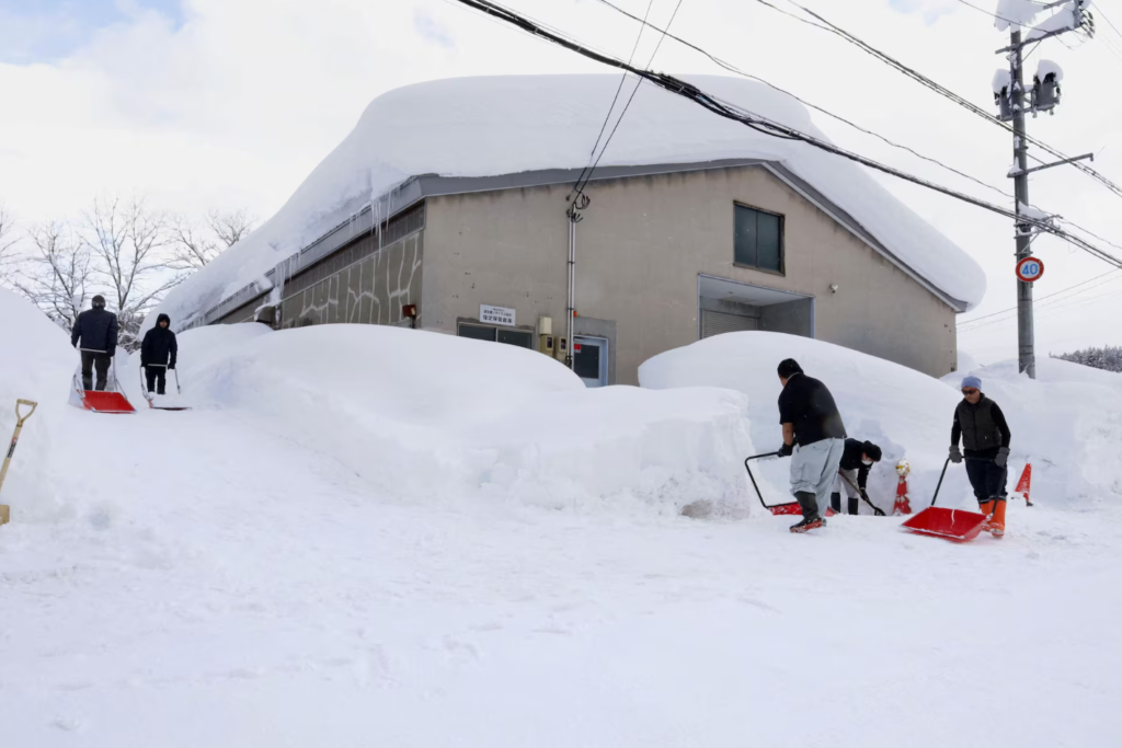 Japonia përfshihet nga reshje të dendura dëbore, 45 të vdekur dhe mbi 500 të lënduar