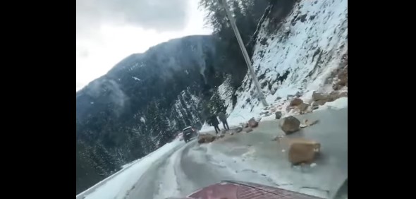 Rrëshqitje gurësh në Bogë të Rugovës, autoritetet ndalojnë qarkullimin në një korsi