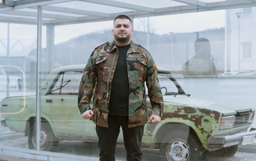 Ermal Fejzullahu publikon këngë për heroin Hakif Zejnullahu