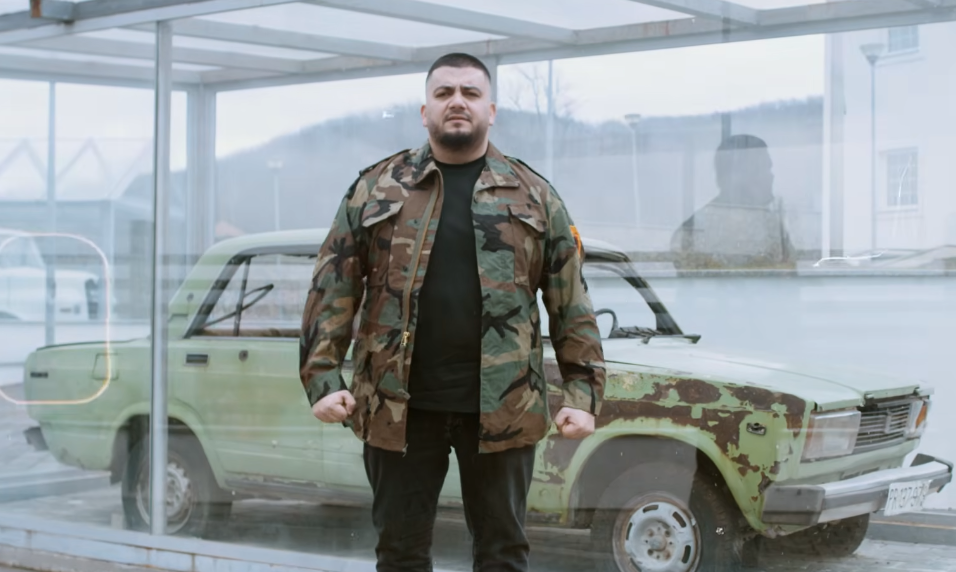 Ermal Fejzullahu publikon këngë për heroin Hakif Zejnullahu