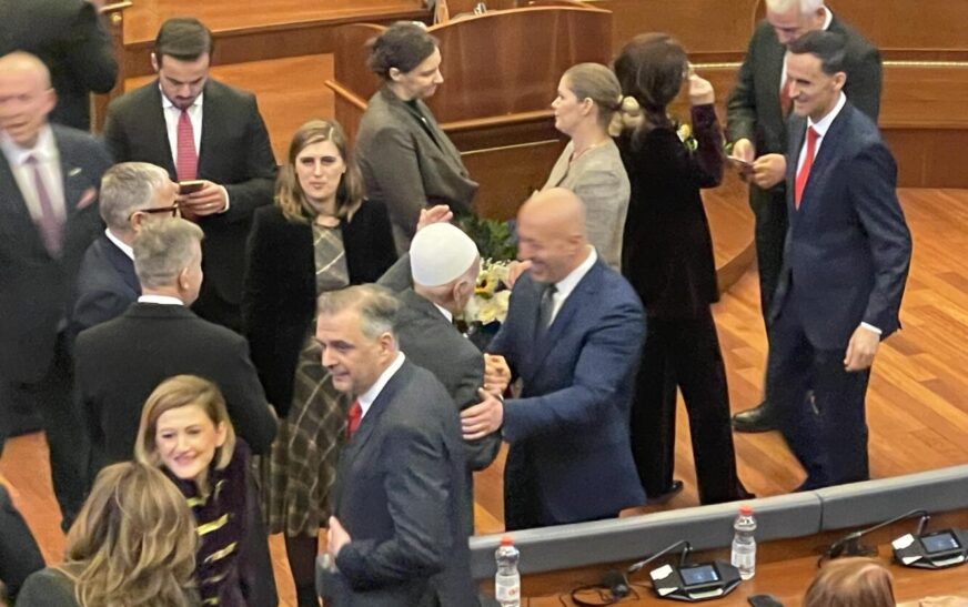 Rifat Jashari dhe Ramush Haradinaj shkëmbejnë përshëndetje të ngrohtë dhe shtrëngim duarsh në 18-vjetorin e Pavarësisë