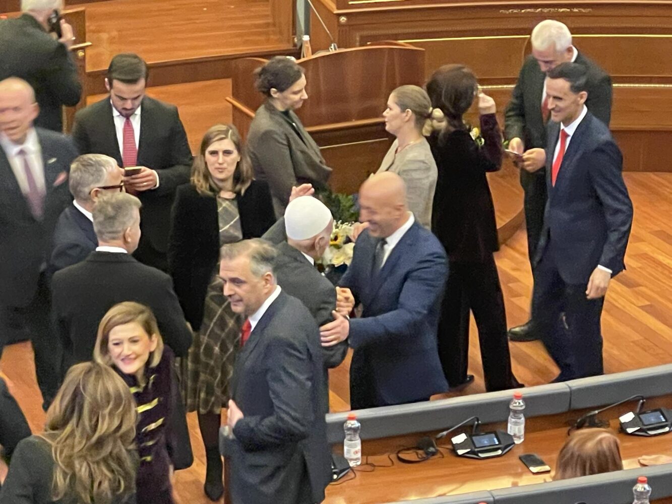 Rifat Jashari dhe Ramush Haradinaj shkëmbejnë përshëndetje të ngrohtë dhe shtrëngim duarsh në 18-vjetorin e Pavarësisë