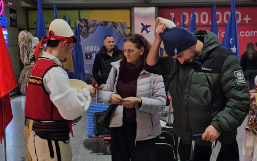 Plisa dhe flamuj në hyrje të atdheut: Aeroporti “Adem Jashari” shënon përvjetorin e Pavarësisë