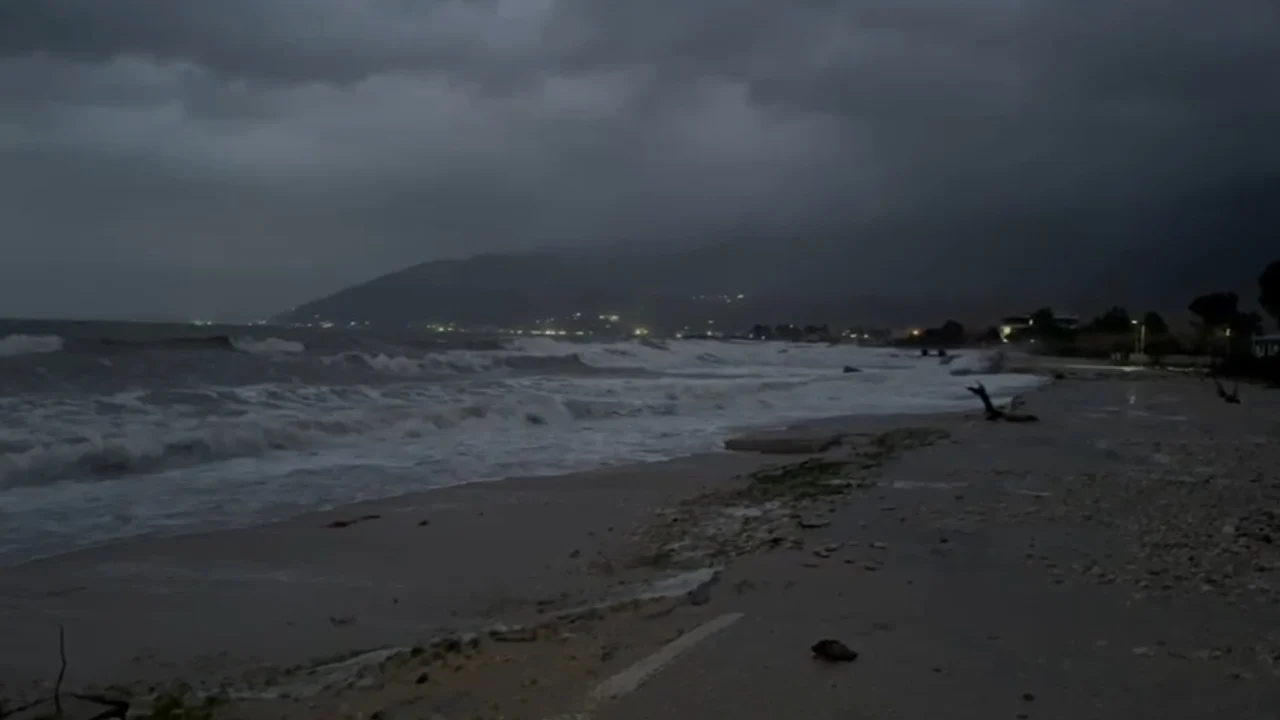 Baticë e lartë në Orikum: Deti ngrihet mbi 1.5 metra, përmbytje në banesa dhe biznese