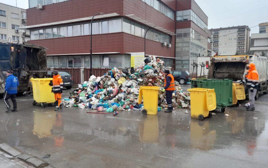 Punëtori i “KRM Pastrimi” gjuan mbeturinat para komunës së Fushë Kosovës, reagime nga komuna dhe kompania