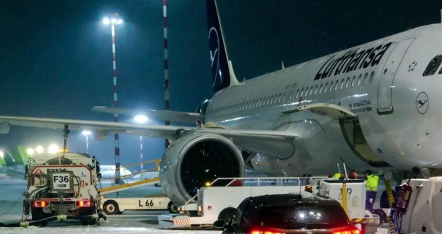 Stuhia e borës godet Mynihun: Rreth 500 pasagjerë e kaluan natën të mbyllur në aeroplanë