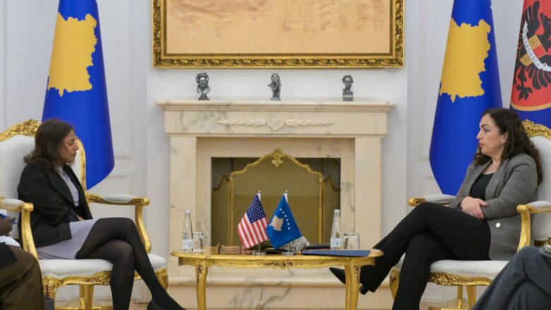 Numri një i Ambasadës së SHBA-së shihet duke shkuar në takim te presidentja Osmani, s’flet për media