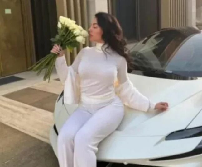 Luksi i Georgina-s, pozon mbi një “Ferrari” në vlerë 440 000 paund