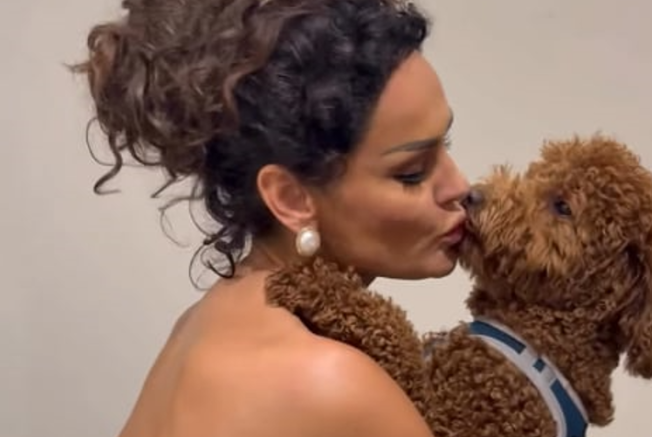 Nuk e refuzon, Xhuli e puthë qenin e saj