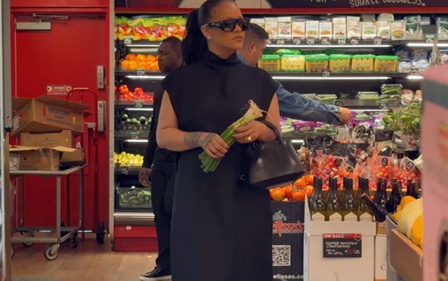 Rihanna bën jetë të zakontë, shihet duke blerë vet pemët dhe perimet