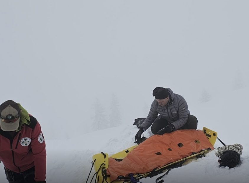 Publikohen pamjet e nxjerrjes së trupit të alpinistit malazez të vdekur në malin Hajla