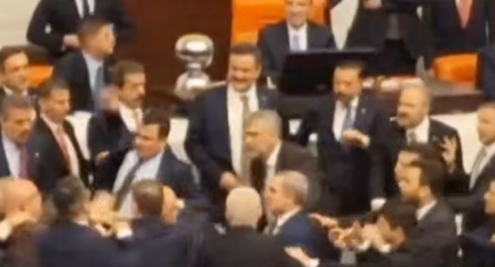 Kërset grushti në parlamentin turk