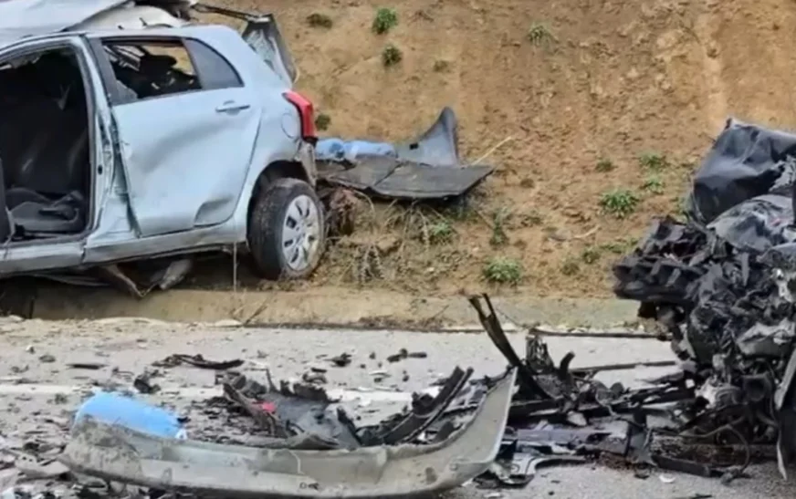 Aksident i frikshëm në Bypass-in e Vlorës/ Makinat përplasen me njëra-tjetrën, dy të plagosur