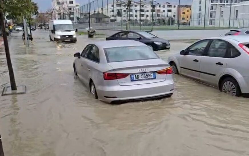 Shtrëngata dhe erëra të forta, përmbyten rrugët e Durrësit
