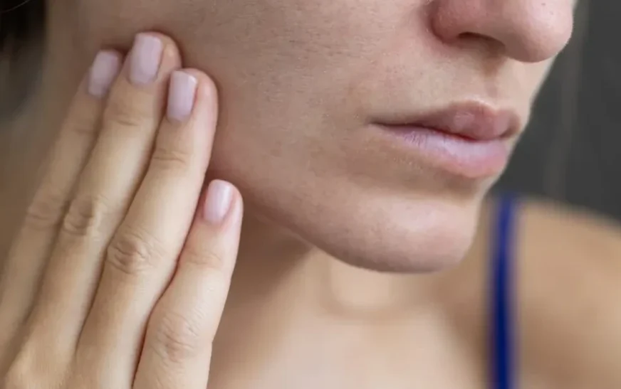 A mund të shërohet lëkura e thatë vetëm duke pirë ujë?