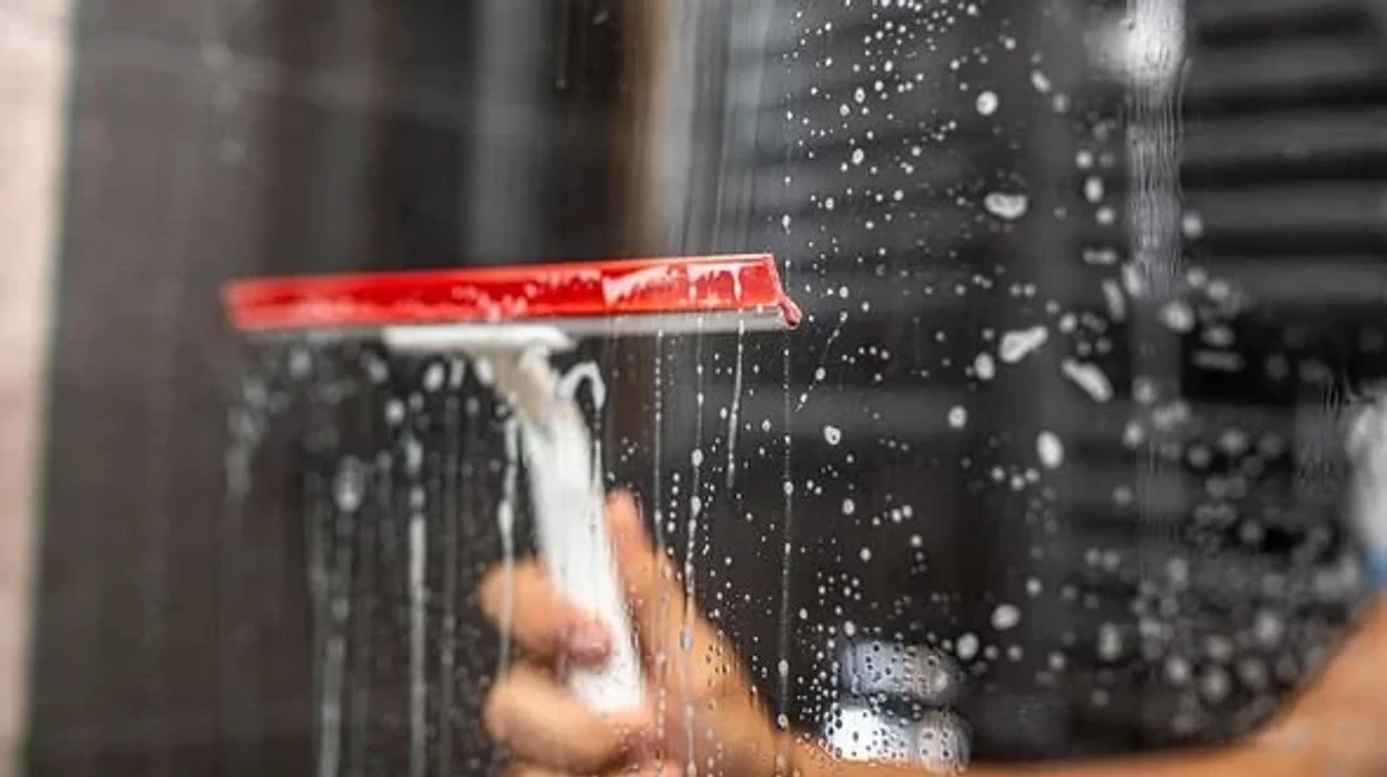 Parandaloni njollat e ujit në banjo duke përdorur këtë metodë të thjeshtë