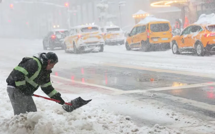 Më shumë se 5,000 fluturime anulohen ndërsa një stuhi e madhe goditi bregun lindor të SHBA-së