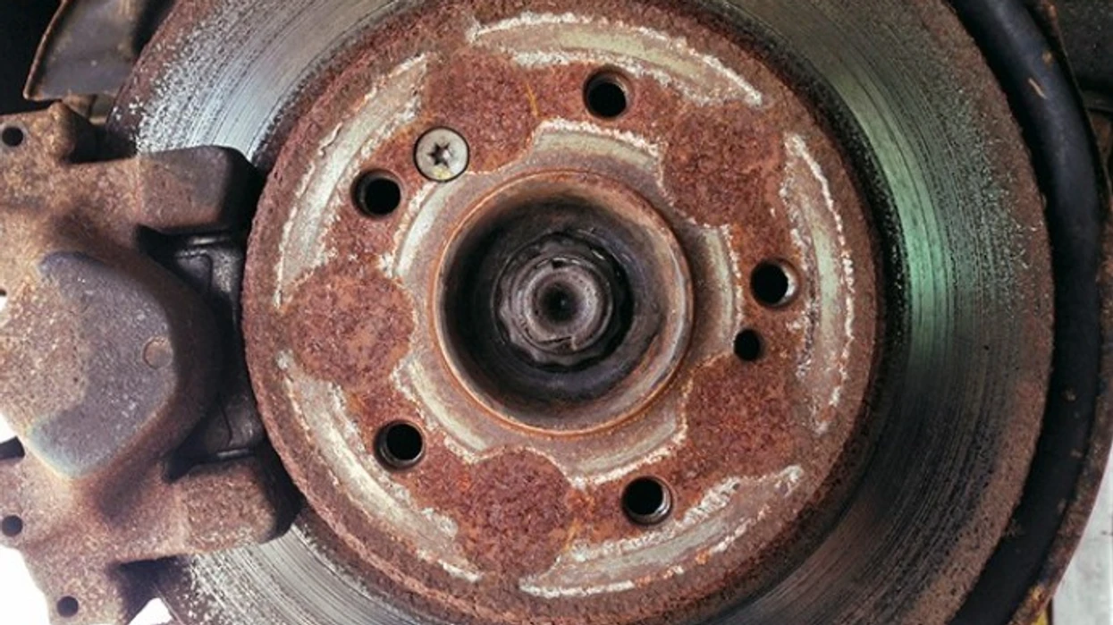 Çfarë ndodh me frenat kur vetura funksionon për një kohë të gjatë?