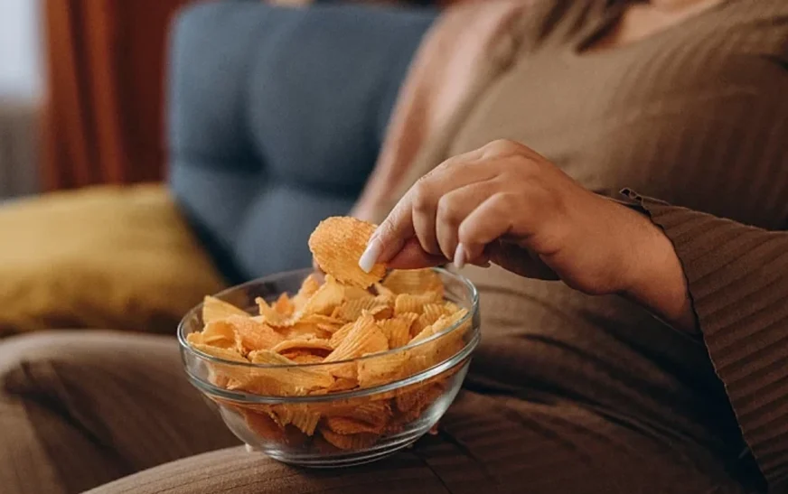 Dëshironi të humbni dhjamin e barkut? Duhet t’i shmangni këto gjashtë zakone