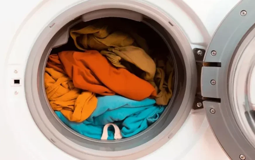 A duhet t’i lani rrobat nga ana e brendshme?