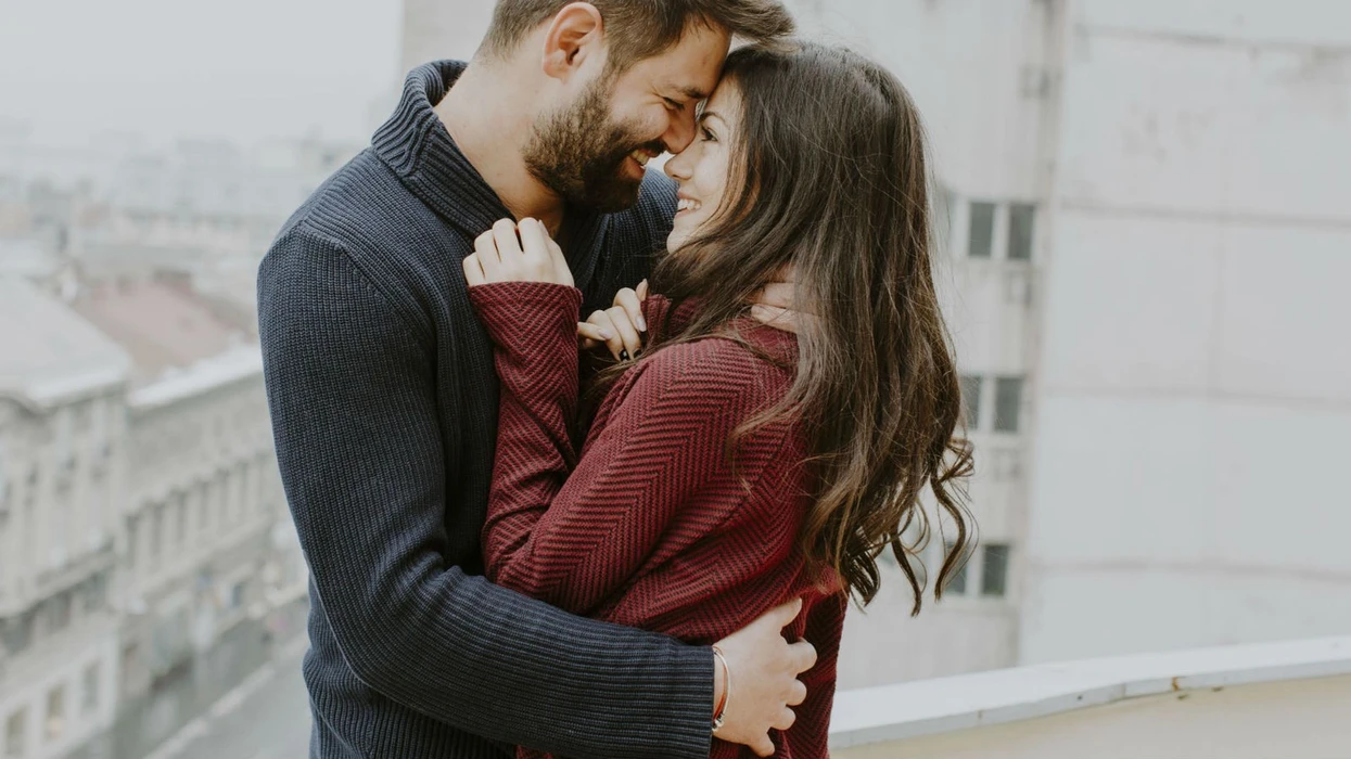 Sa duhet të zgjasë një përqafim që të ndihet vërtet? Studimet japin përgjigjen