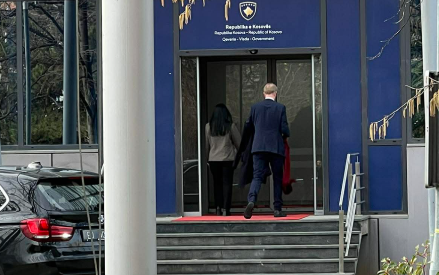 Ambasadori i BE-së futet në objektin e Qeverisë së Kosovës