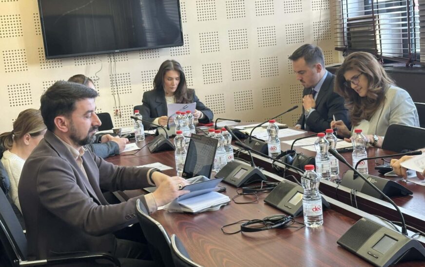 Propozohet të dëgjohen gazetarët e larguar nga puna në RTK, deputetët e VV-së: S’jemi inspektorat i punës