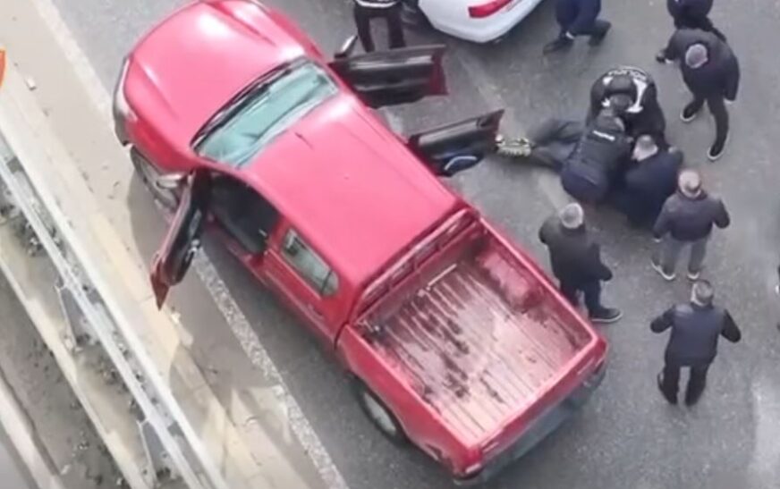 Pritë si në filma në Tiranë, policia bllokon makinën me 10 kg kanabis (VIDEO)