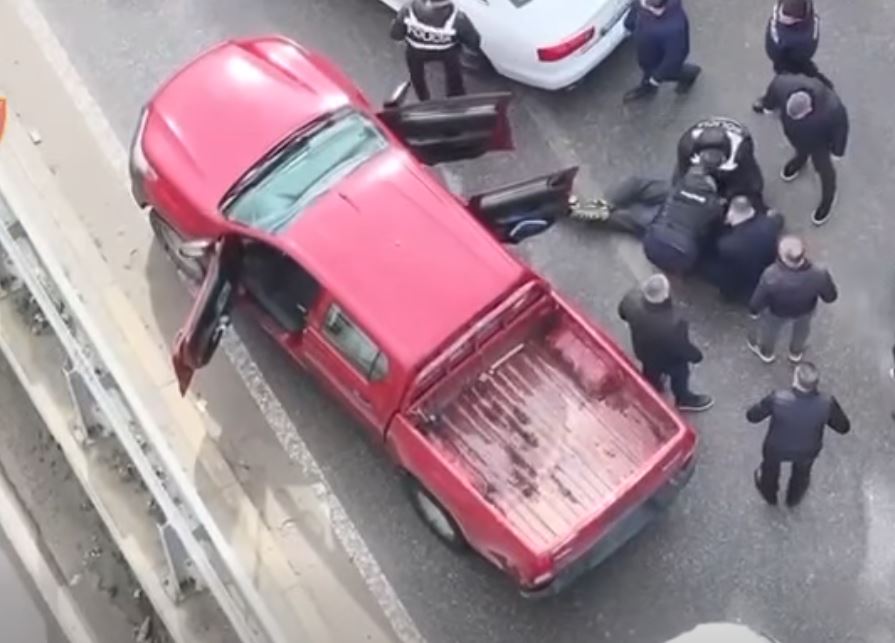 Pritë si në filma në Tiranë, policia bllokon makinën me 10 kg kanabis (VIDEO)