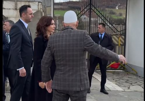 Spiropali dhe Konjufca bëjnë homazhe në Prekaz, i pret baca Rifat