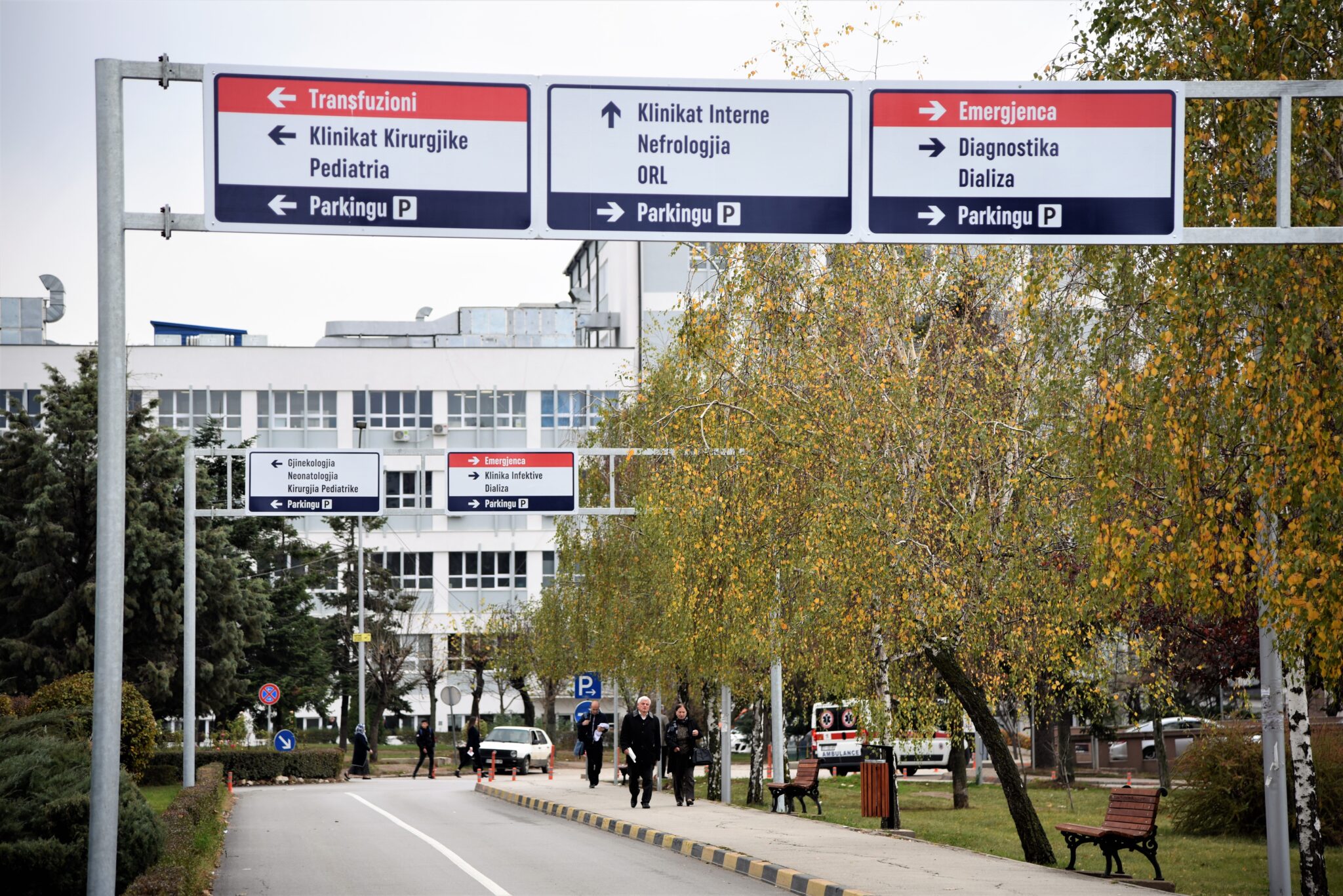 Dy klinika në QKUK lirojnë nga tarifa tre euro përcjellësit e pacientëve