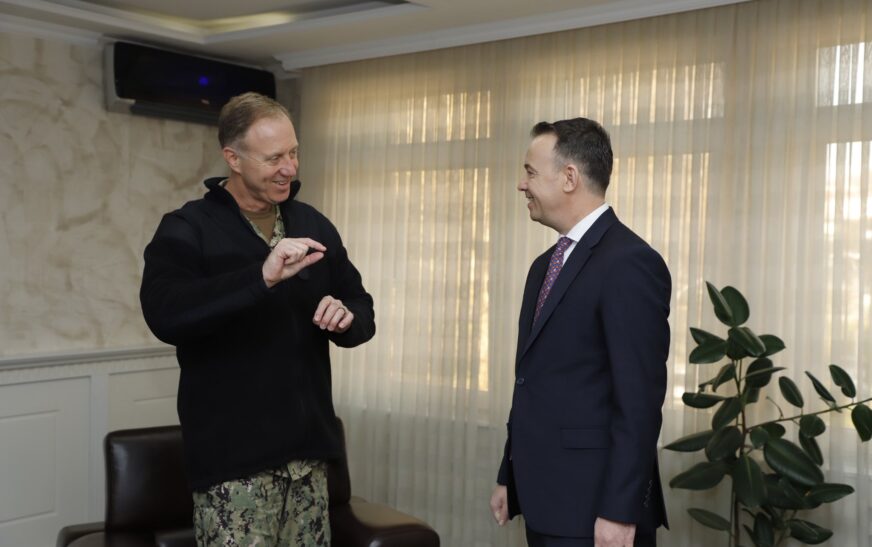 Komandanti i NATO-s në Mitrovicë, takohet me Pecin