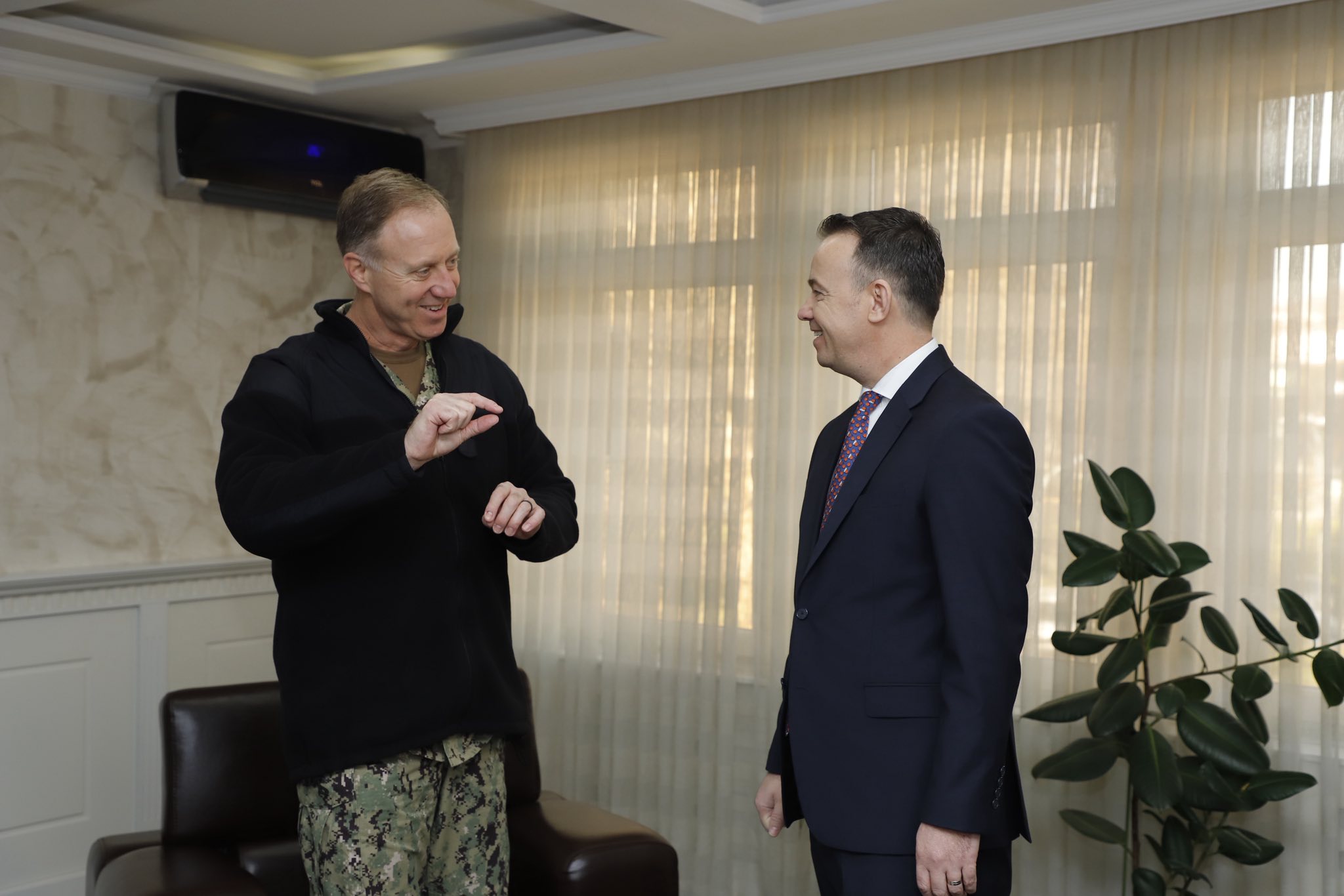 Komandanti i NATO-s në Mitrovicë, takohet me Pecin