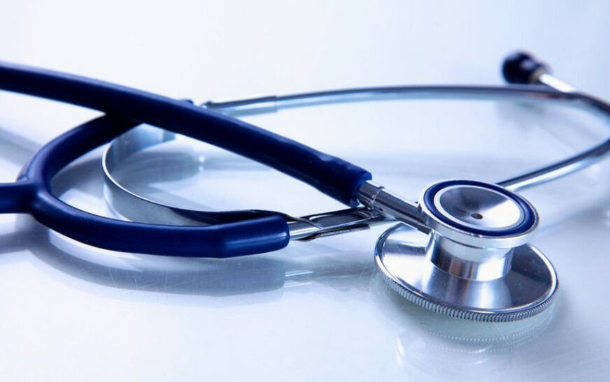 Stetoskopët me inteligjencë artificiale zbulojnë më herët sëmundjet e fshehta të valvulave të zemrës