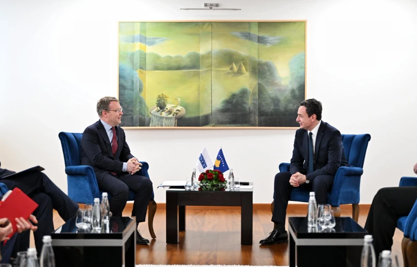 Kurti takon komisionerin e OSBE-së: Serbët lokalë t’i shfrytëzojnë të drejtat e garantuara në Kosovë