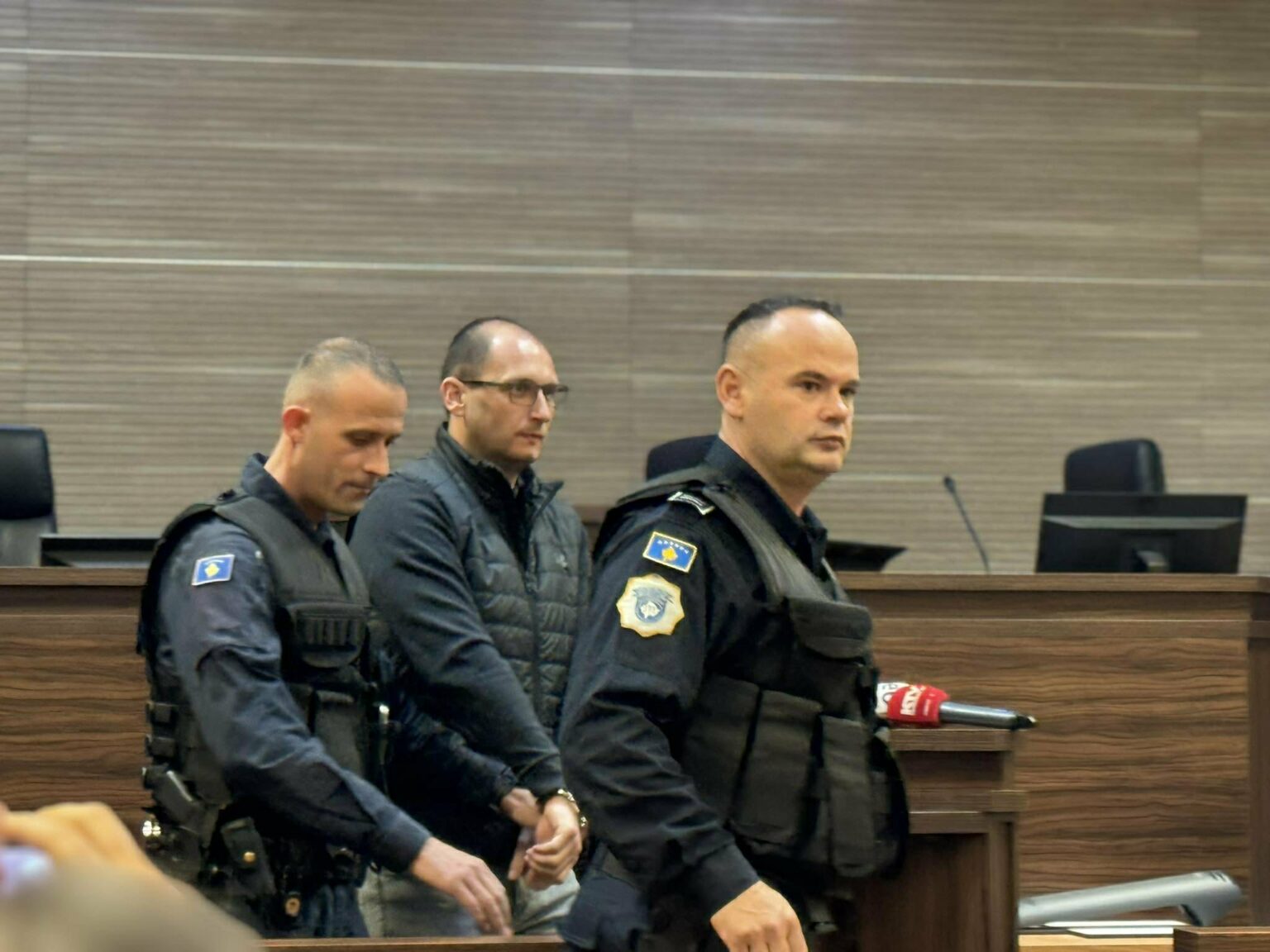 Rasti “Banjska”/ Nën masa të rrepta sigurie të akuzuarit dalin para drejtësisë