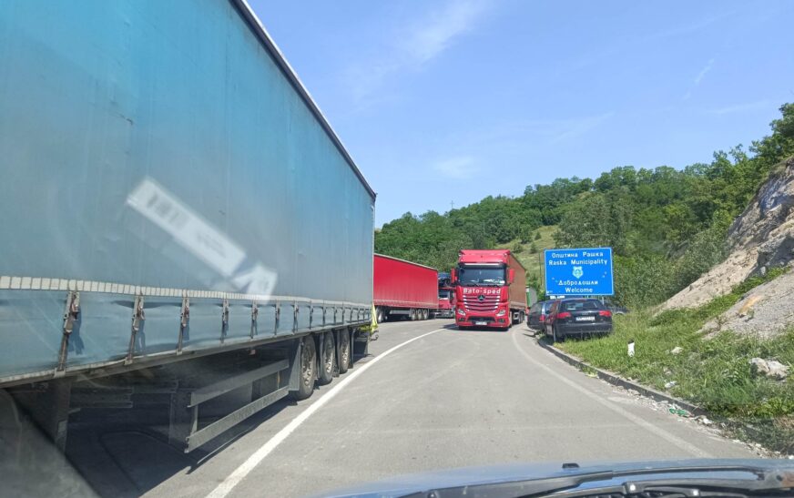 Bllokohet qarkullimi i automjeteve ne dalje të Jarinjes